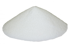 tas de bicarbonate de soude blanche sur fond blanc